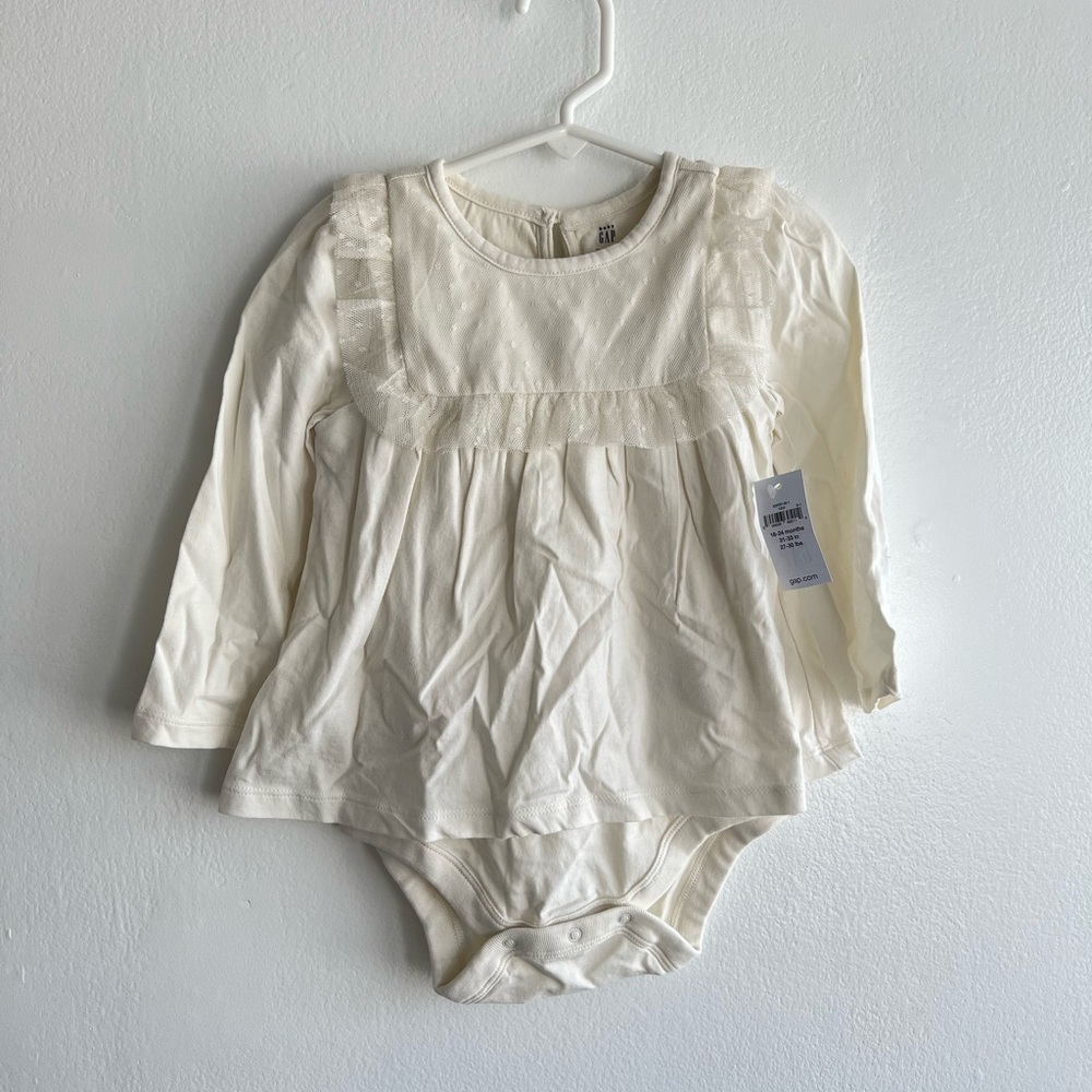 NWT Baby Gap cream colored onesie with t-shirt hem and Swiss dot detail. 18-24m